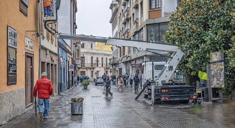 Reparación de carriles de puertas y ventanas correderas en casas costeras de Tenerife (salitre y arena): guía práctica