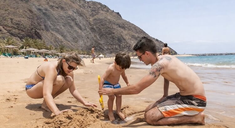 Beach clubs family-friendly en Costa Adeje: sombra, hamacas cómodas y comida que sí comen los peques